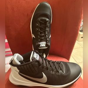 Nike Air Versatile Mens Size -11 (Brand New-Never worn) Black/White